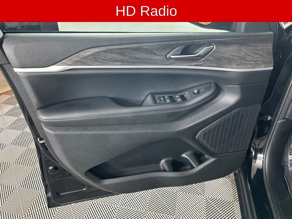 New 2026 Diamond Black Crystal Pearlcoat Jeep Altitude image 9