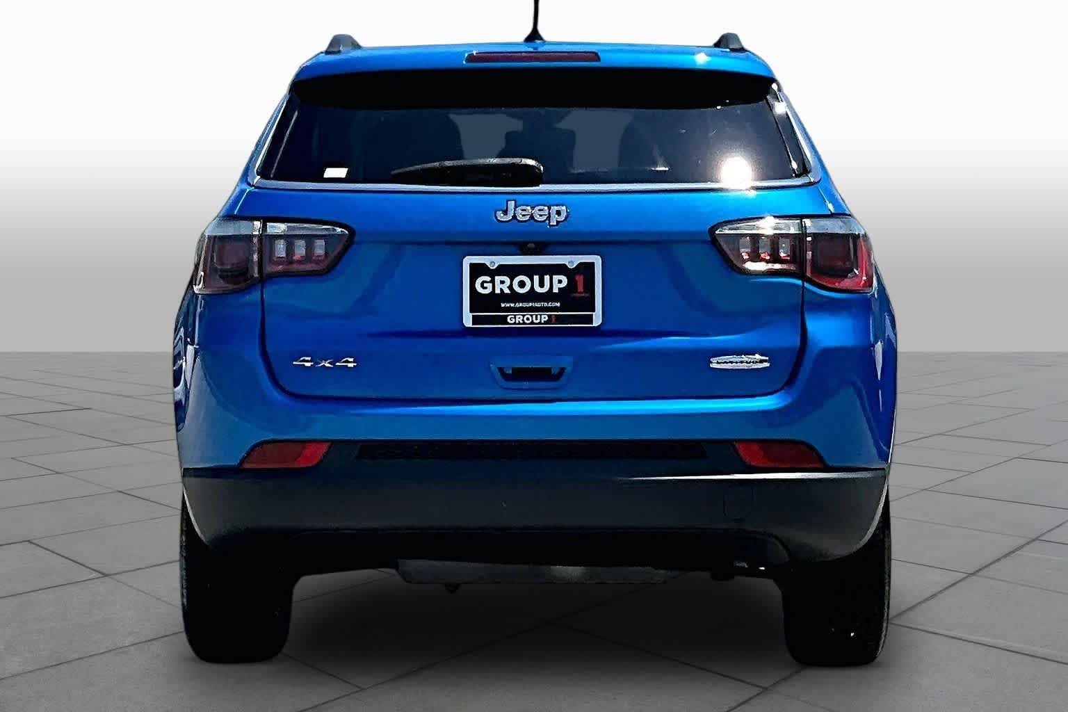 Used 2018 Laser Blue Pearlcoat Jeep Latitude image 5