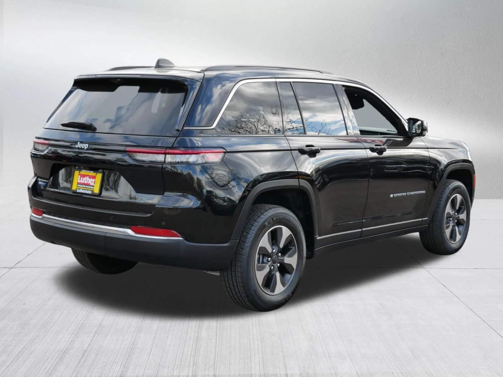 Used 2025 Diamond Black Crystal Pearlcoat Jeep  image 7