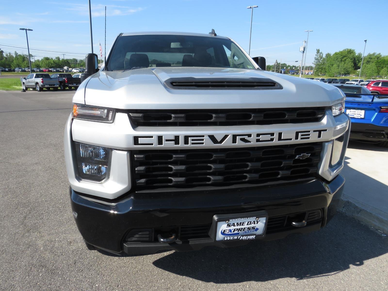 Used 2021 Silver Ice Metallic Chevrolet Custom image 6