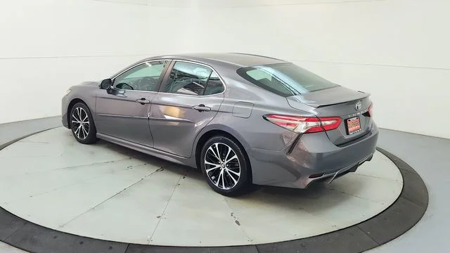 Used 2018 Gray Toyota SE image 7