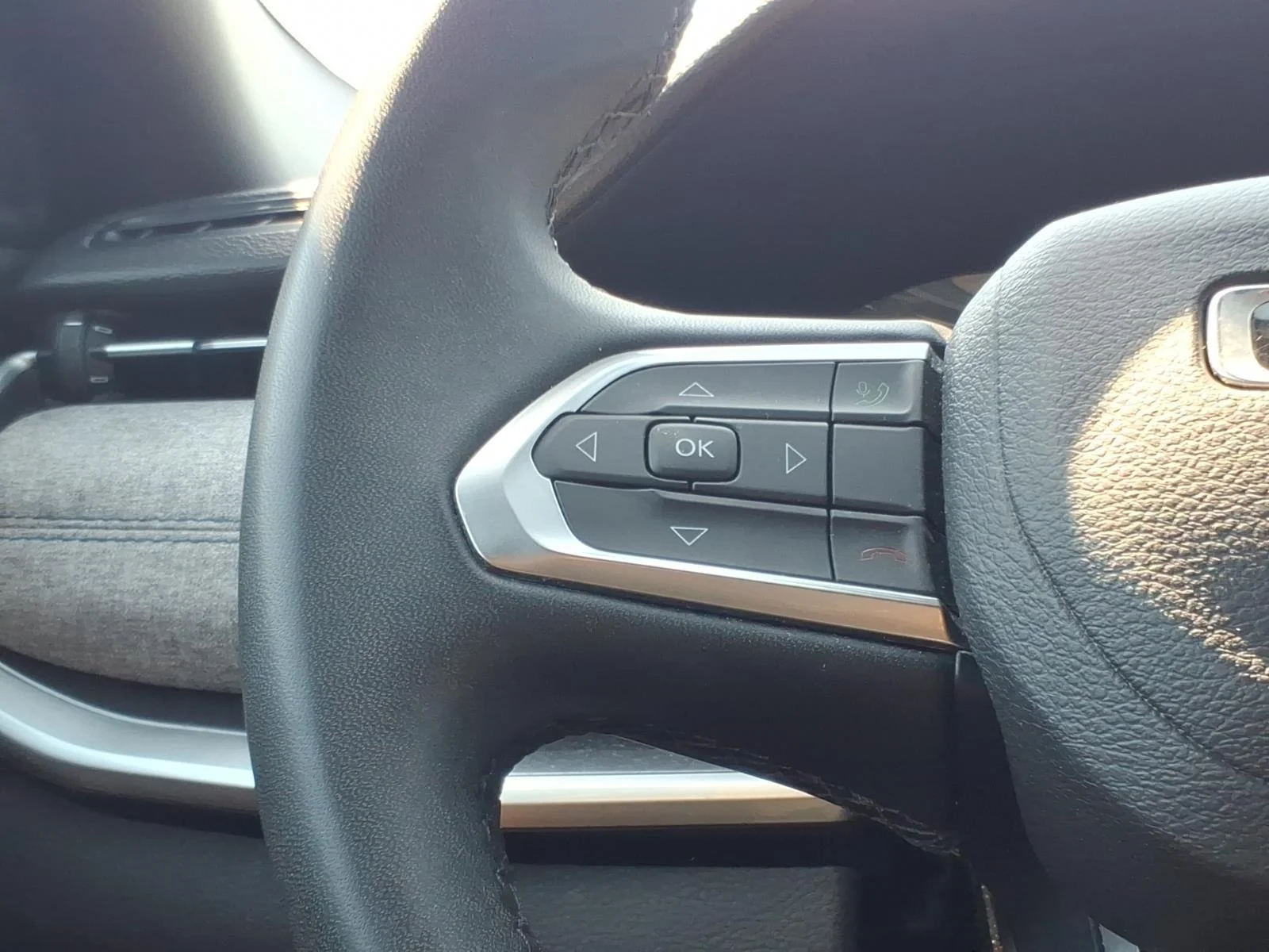 Used 2024 Diamond Black Crystal Pearlcoat Jeep Latitude image 26