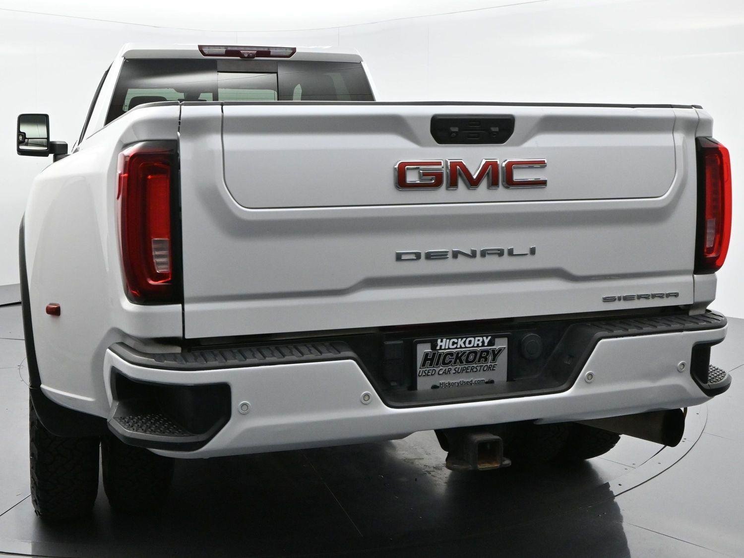 Used 2022 White Frost Tricoat GMC Denali image 6