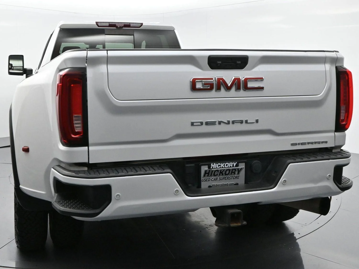 Used 2022 White Frost Tricoat GMC Denali image 6