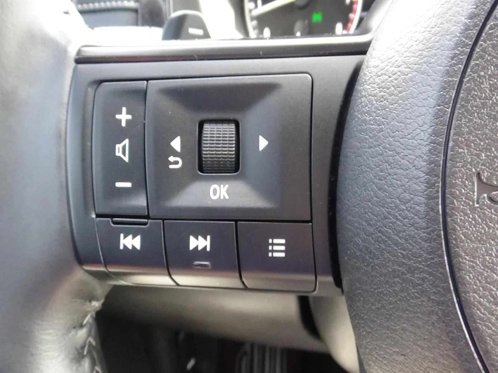 Used 2025 Super Black (kh3) Nissan SV image 20