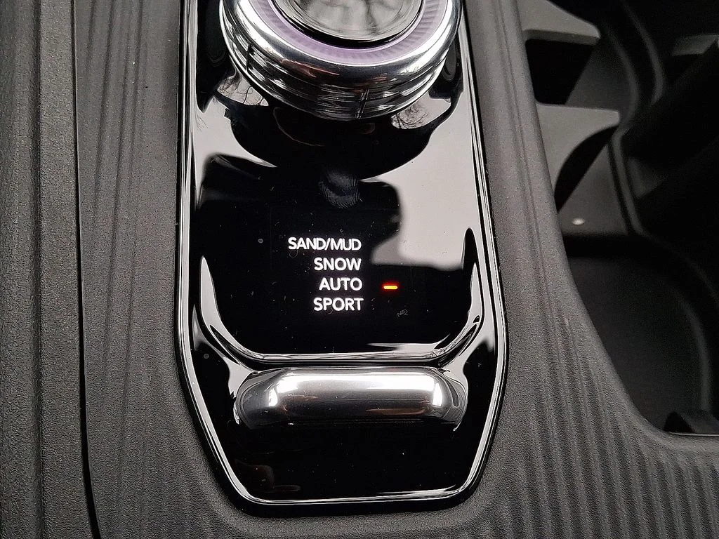 New 2026 Bright White Clear-Coat Exterior Paint Jeep Laredo image 15