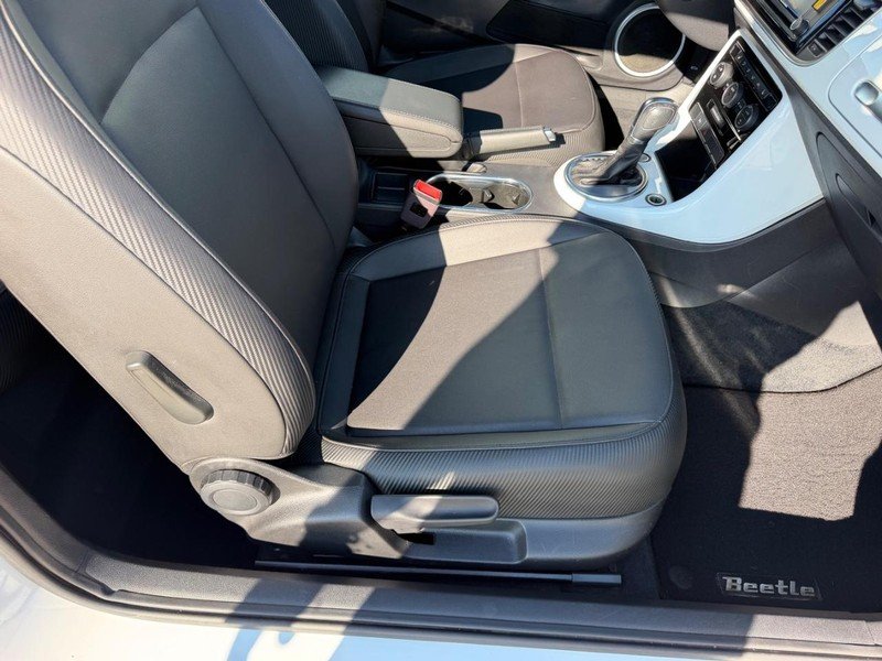 Used 2018 Pure White Volkswagen SE image 17