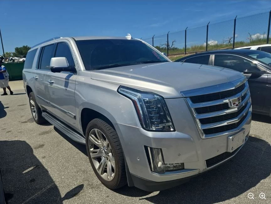 Used 2019 Silver Cadillac Luxury image 4