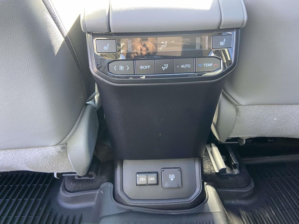 2026 Toyota Highlander Platinum - Photo 20