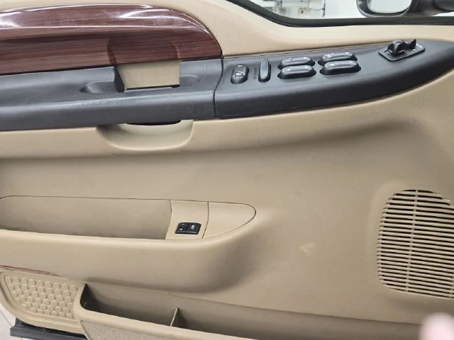 Used 2005 Black Clearcoat Ford Limited image 31