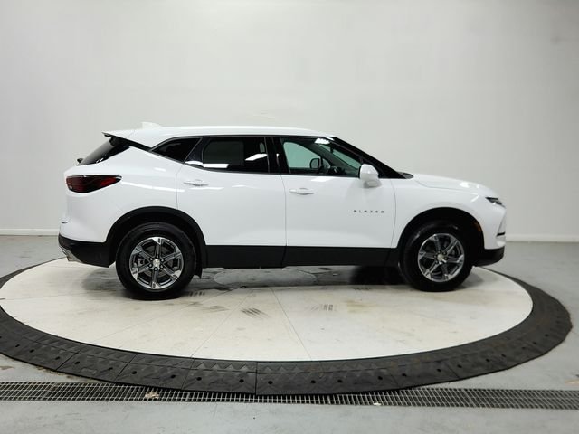 Used 2025 White Chevrolet LT image 9