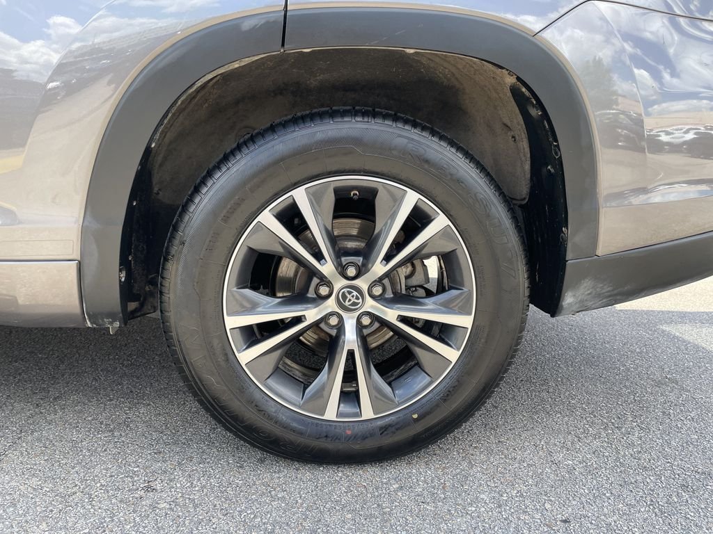 Used 2018 Gray Toyota LE image 10