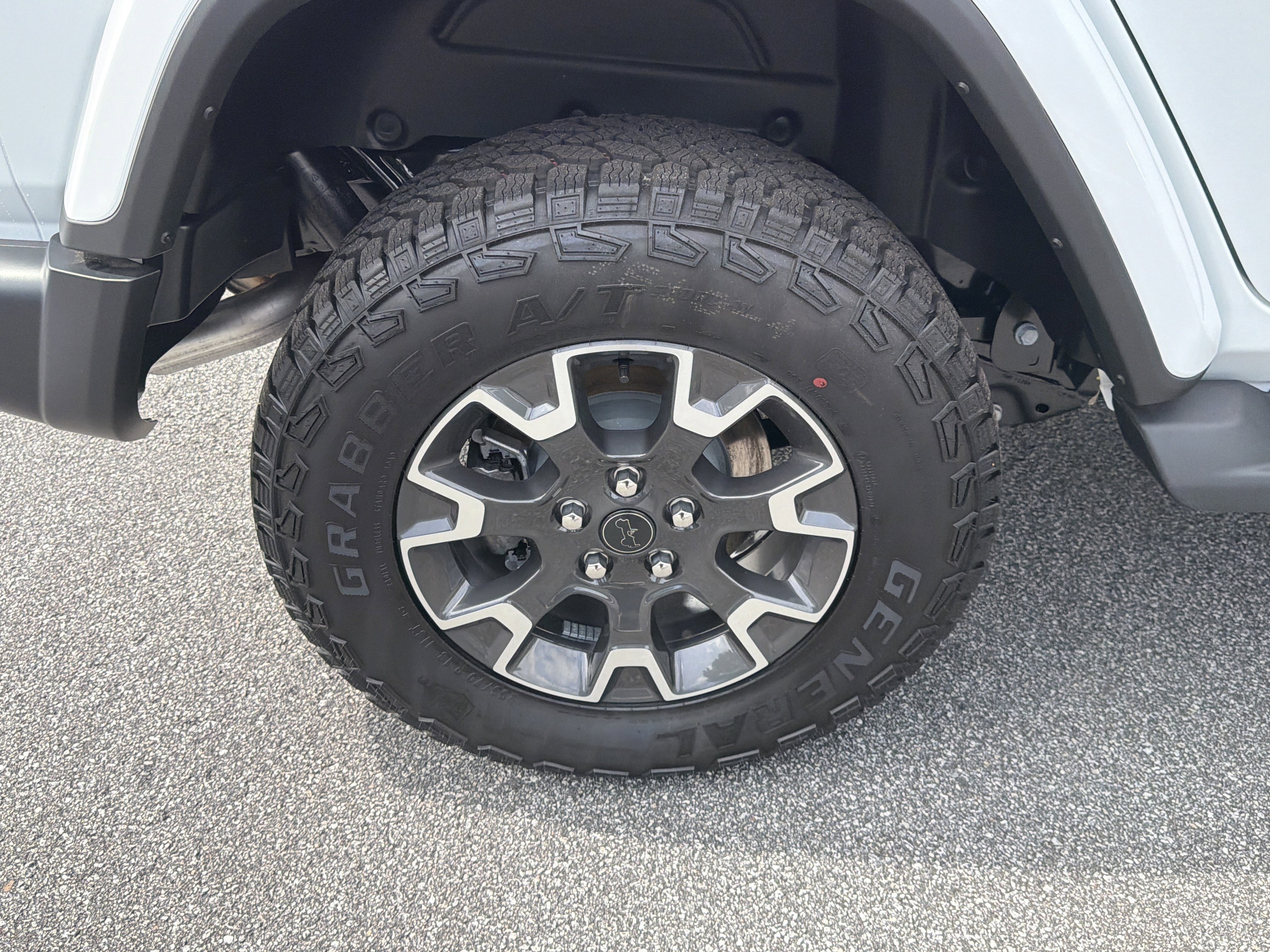 New 2026 Bright White Clear-Coat Exterior Paint Jeep Sahara image 21