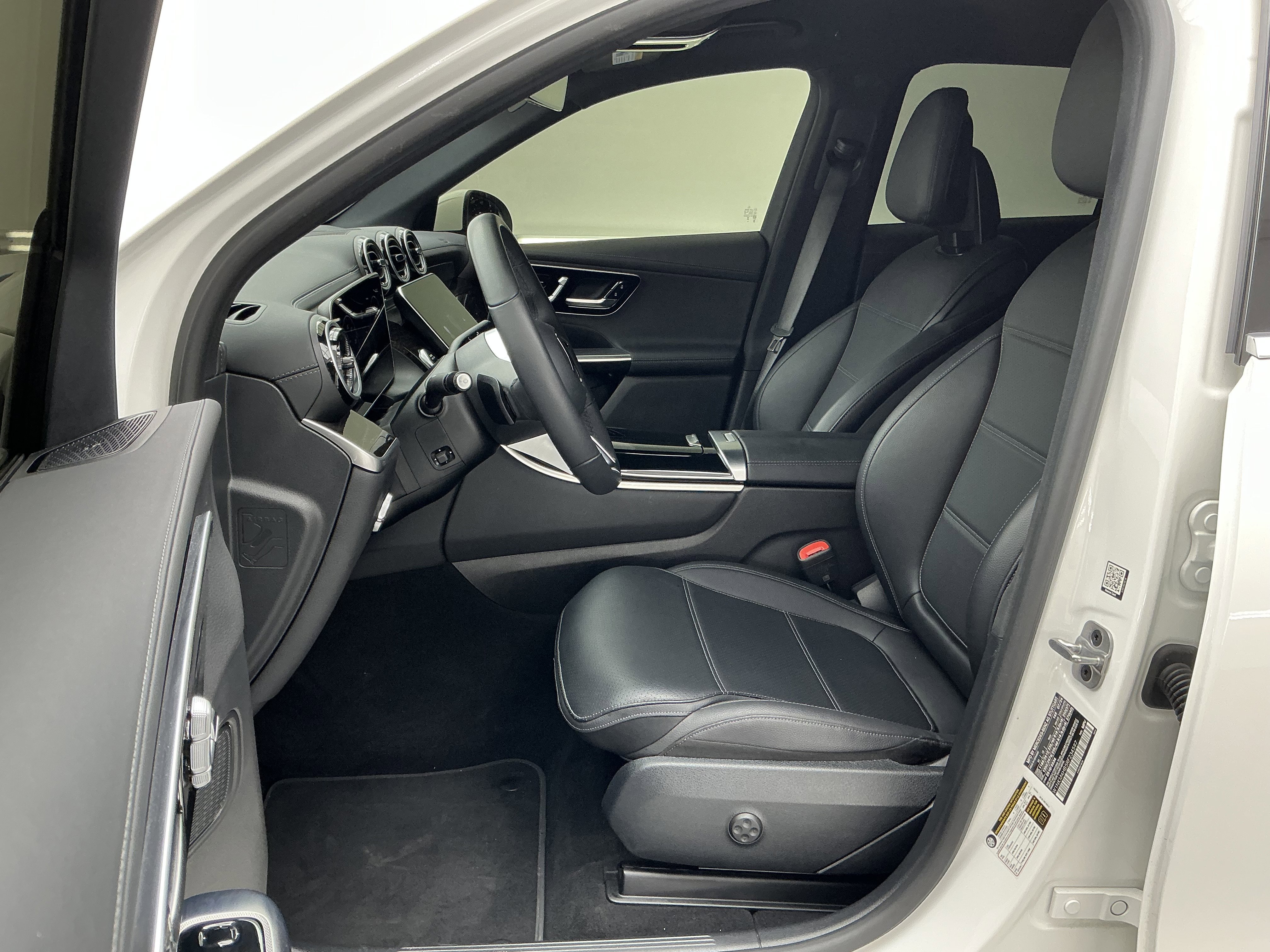 Used 2024 White Mercedes-Benz GLC 300 image 16