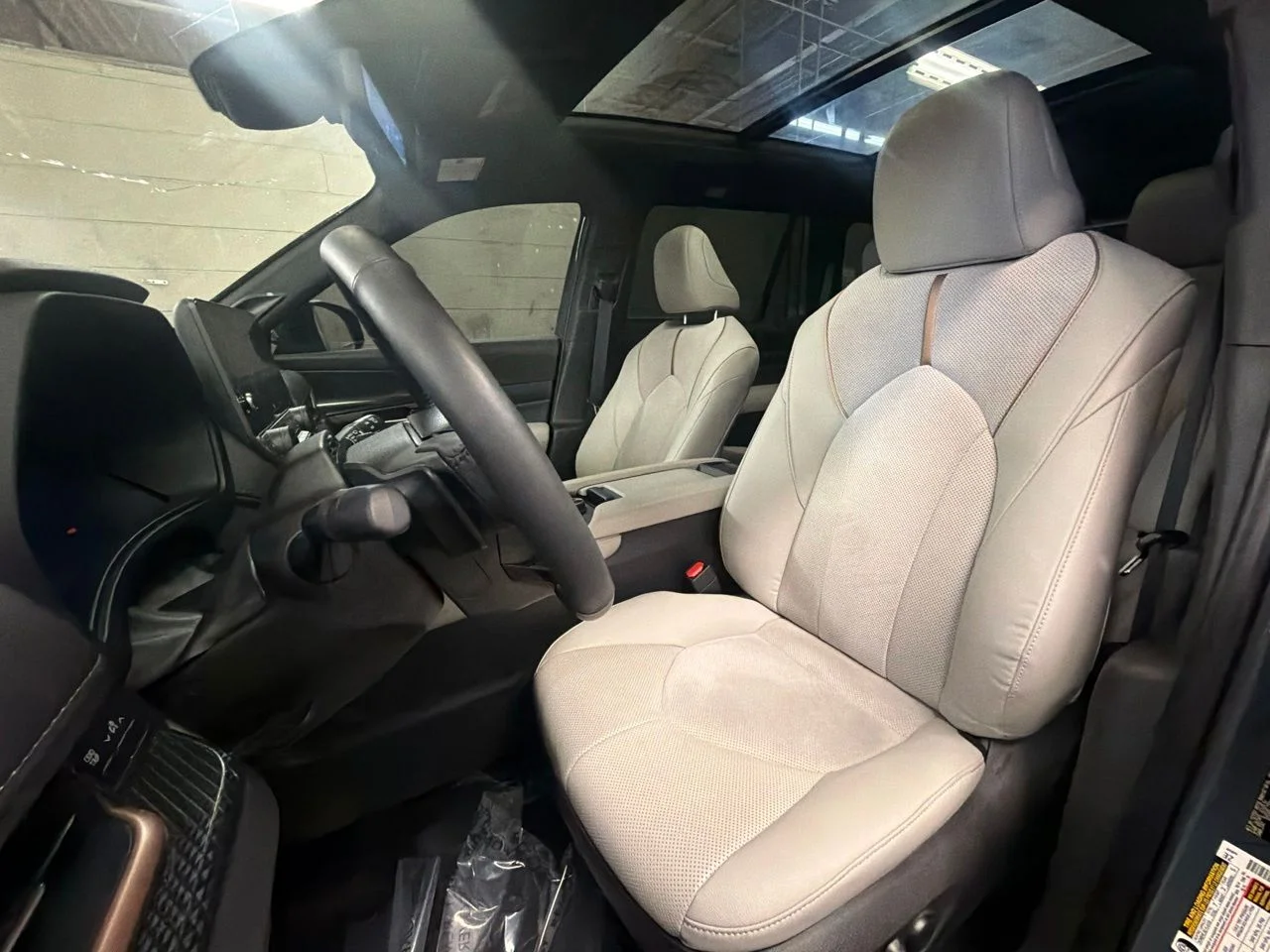 Used 2025 White Toyota MAX Platinum image 21