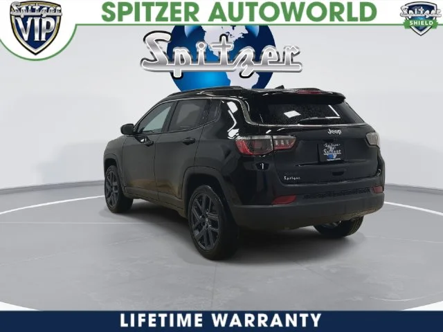 New 2026 Diamond Black Crystal Pearl-Coat Exterior Paint Jeep Latitude image 14
