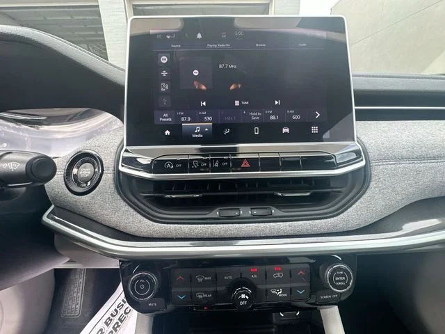 Used 2022 Black Jeep Latitude image 18