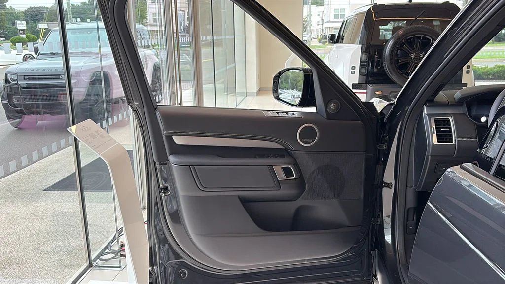 2026 Land Rover Discovery Dynamic SE - Photo 8