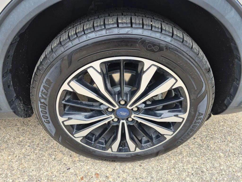 Used 2022 Silver Metallic Ford SEL image 6