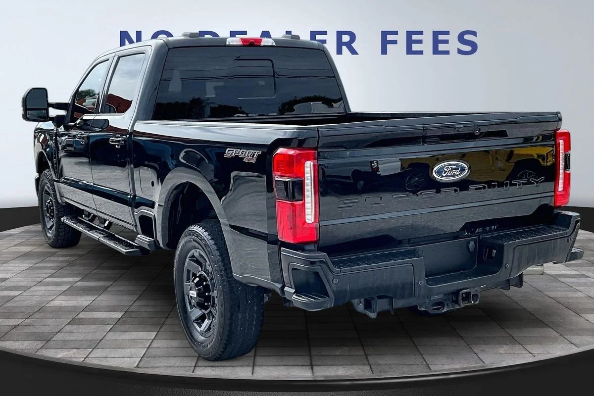 Used 2024  Ford LARIAT image 4