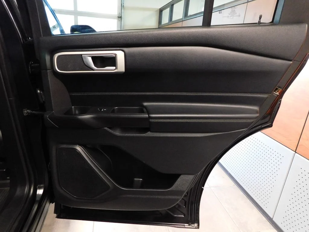 Used 2020 Agate Black Metallic Ford XLT image 40