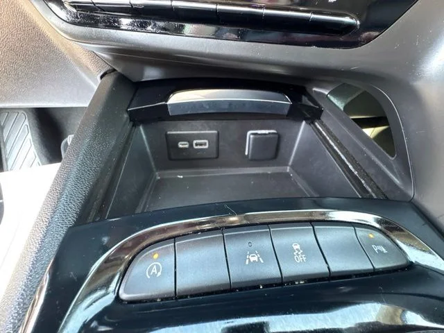 Used 2021  Buick Essence image 18