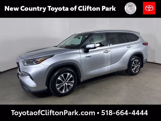 Used 2021 Silver Toyota XLE image 3