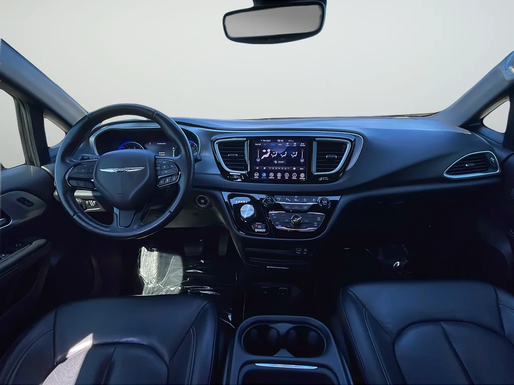 Used 2020 Black Chrysler Touring L image 10