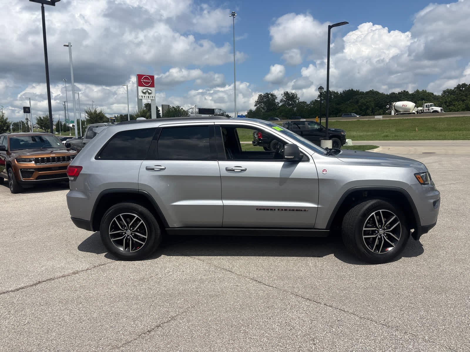 Used 2018 Billet Silver Metallic Clearcoat Jeep Trailhawk image 11