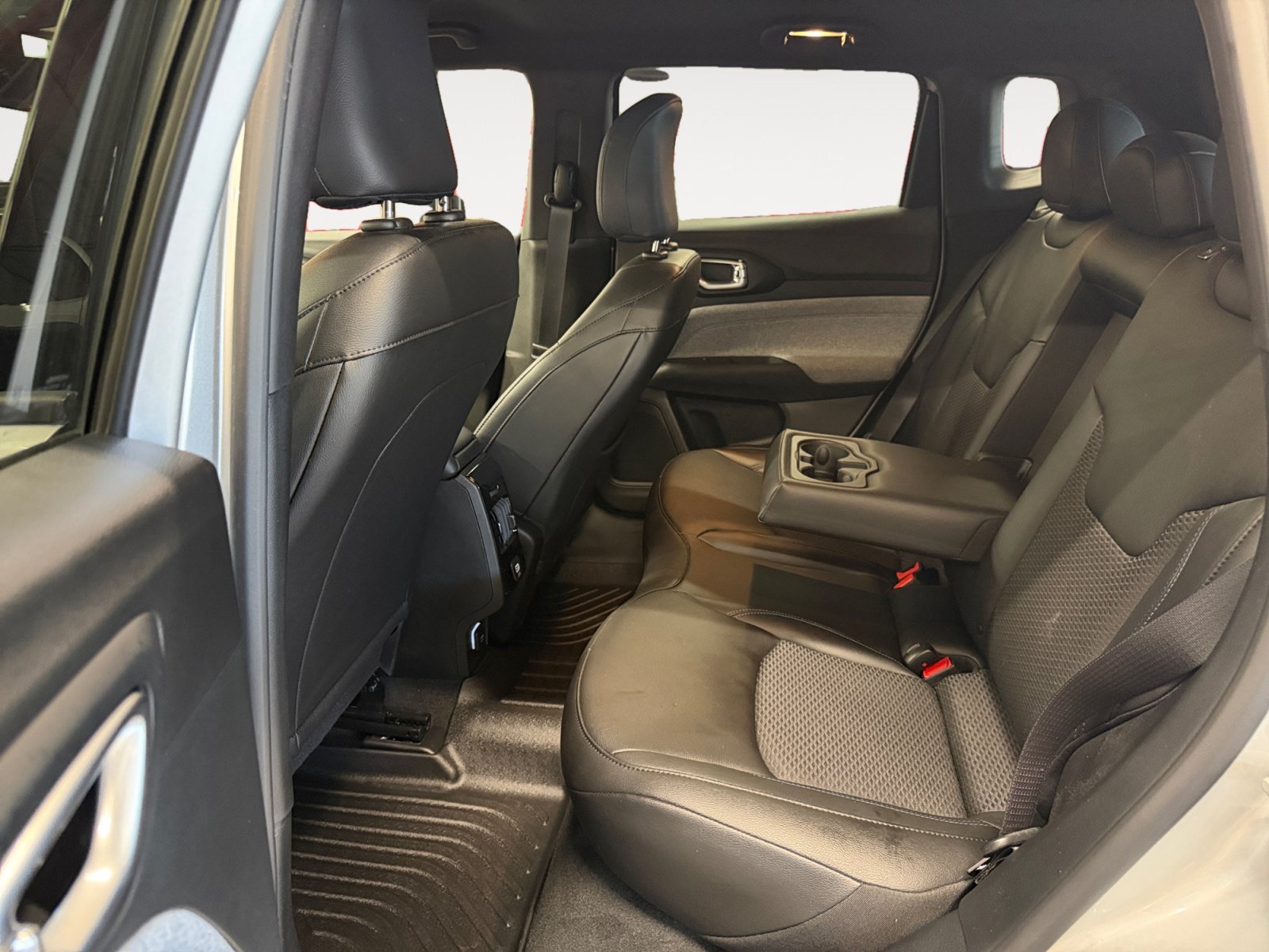 Used 2025 Silver Zynith Metallic Clearcoat Jeep Latitude image 23