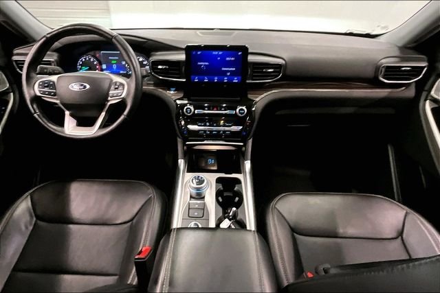 Used 2023 Jewel Red Metallic Tinted Clearcoat Ford Limited image 18