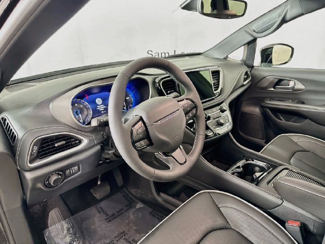 New 2027 Diamond Black Crystal Pearl-Coat Paint Chrysler Limited image 9