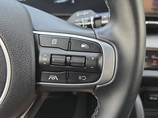 Used 2024 White Pearl Kia EX image 19