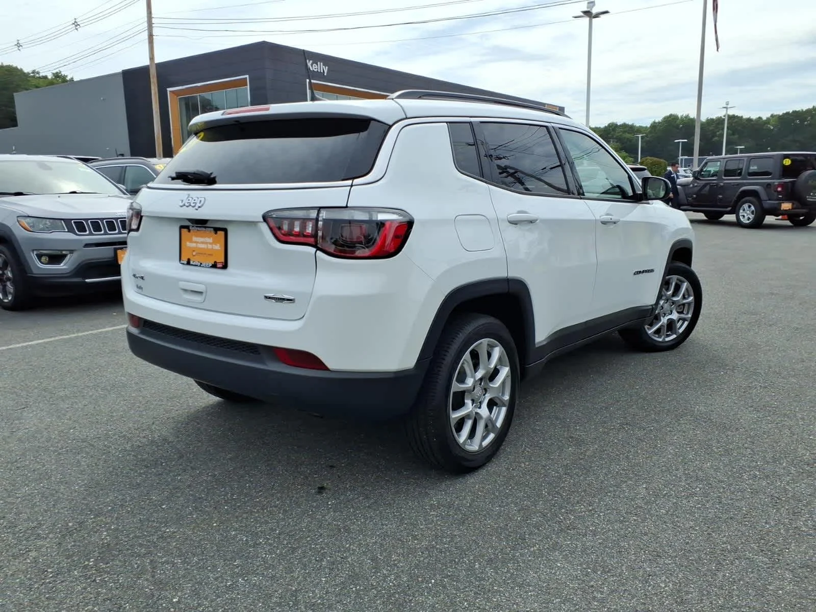 Certified Used 2023 Bright White Clearcoat Jeep Latitude Lux image 7