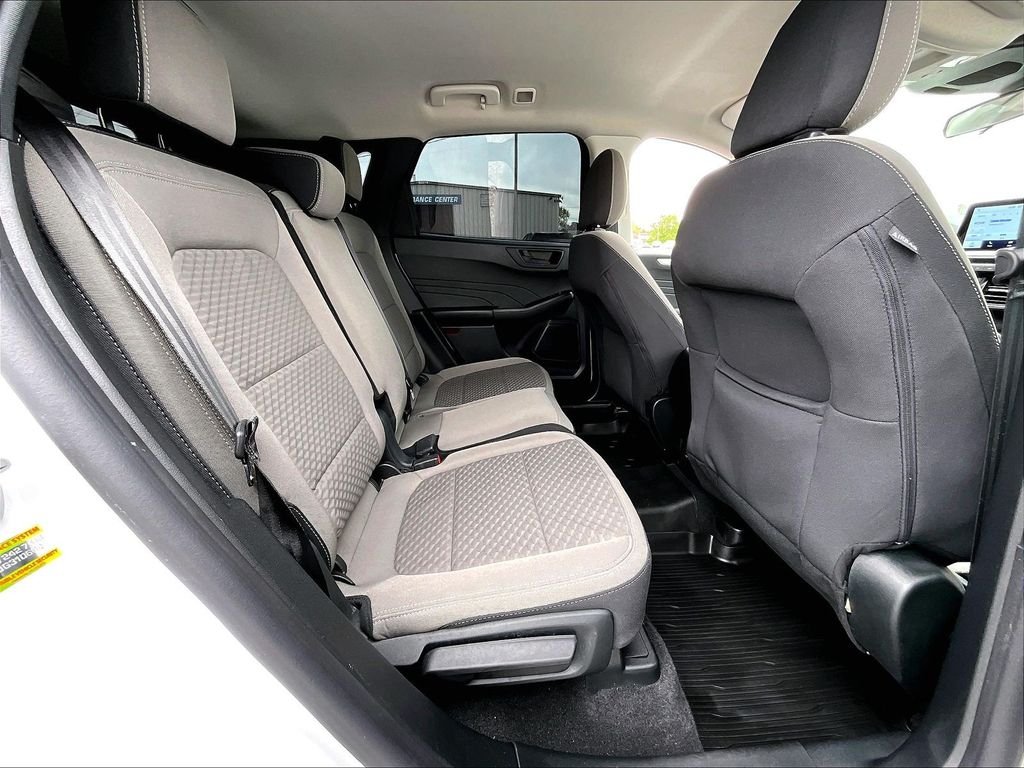 Used 2022 White Ford SE image 16