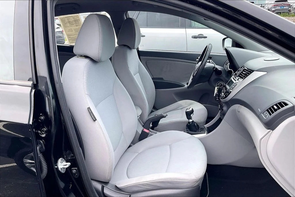 Used 2013 Black Hyundai SE image 6