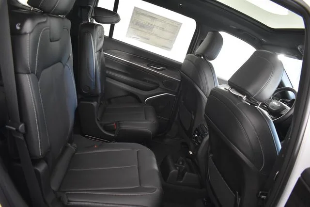 New 2026 Bright White Clear-Coat Exterior Paint Jeep Limited Reserve image 18
