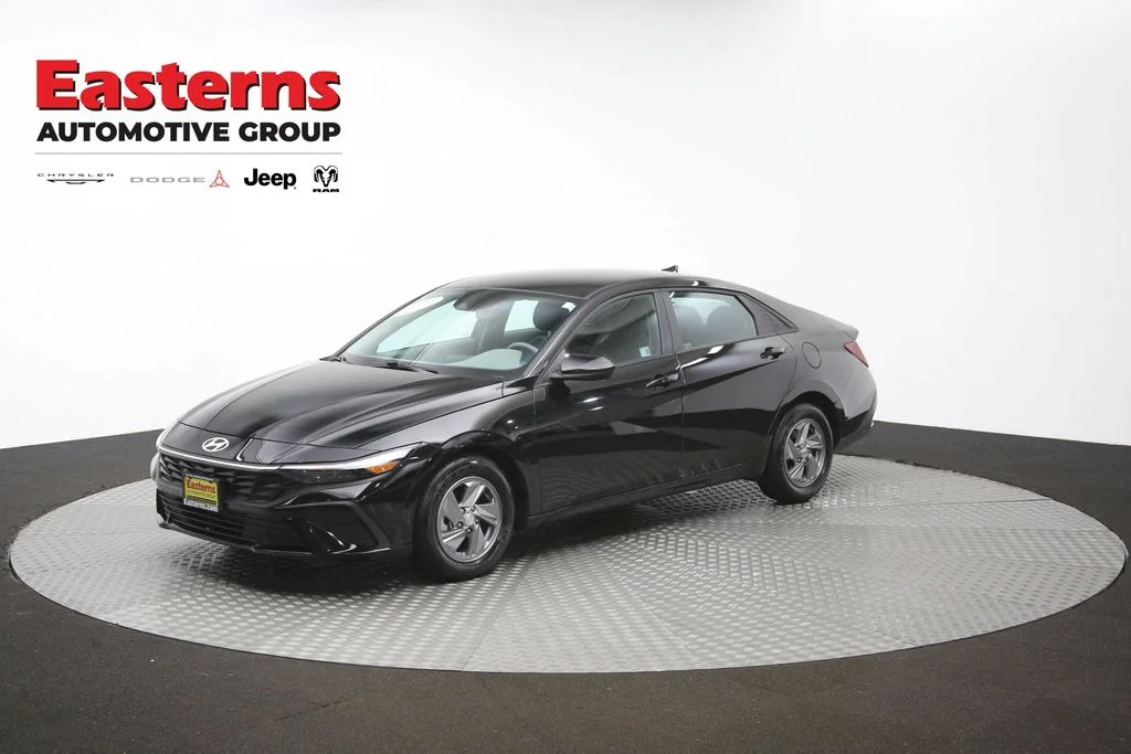 Used 2025 Black Hyundai SE image 53
