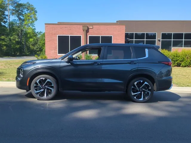 Used 2024  Mitsubishi SE Black Edition image 10