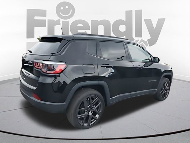 New 2026 Diamond Black Crystal Pearl-Coat Exterior Paint Jeep Limited image 5
