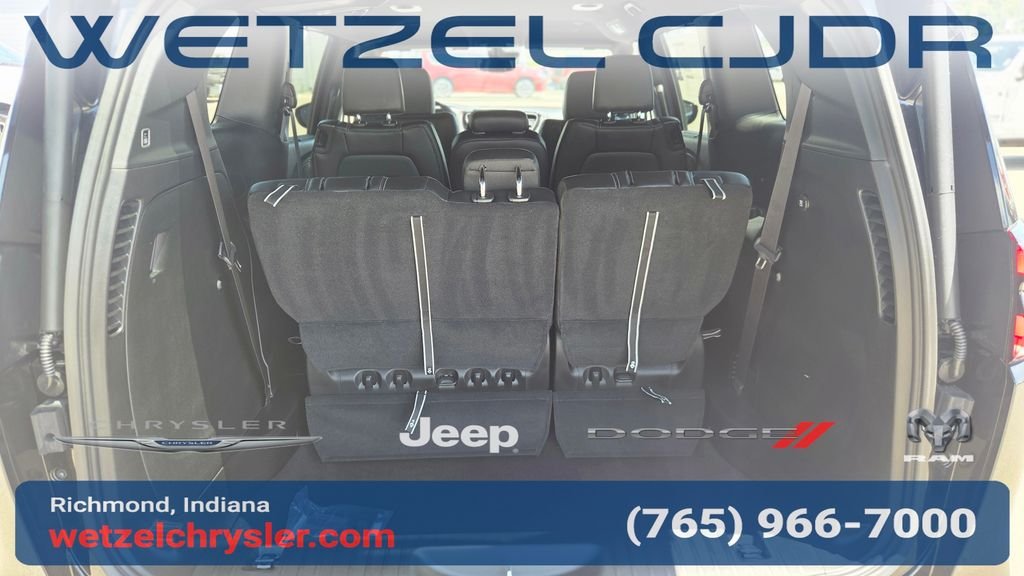 New 2027 Diamond Black Crystal Pearl-Coat Exterior Paint Chrysler Select image 9