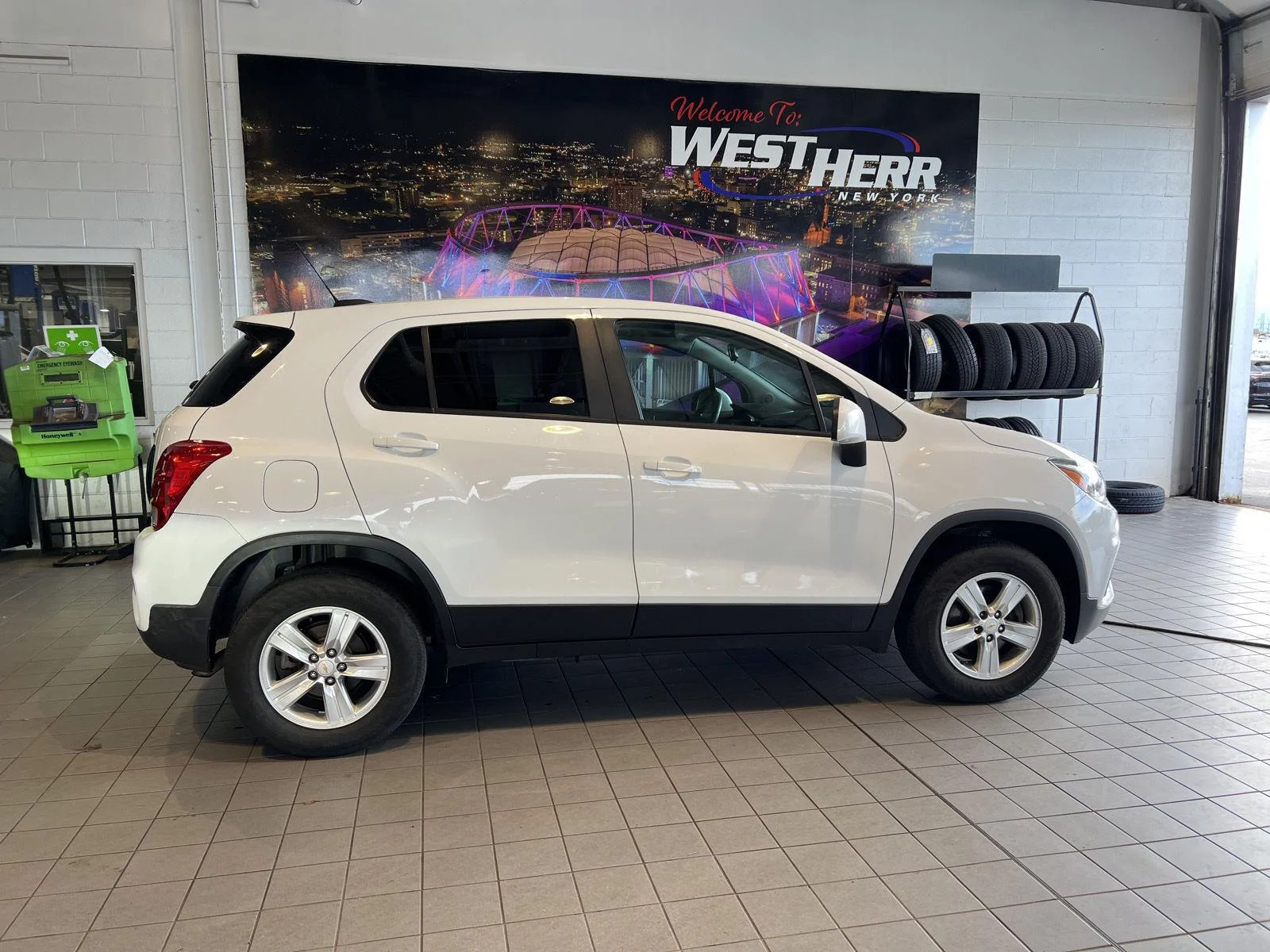 Used 2020 Summit White Chevrolet LS image 29