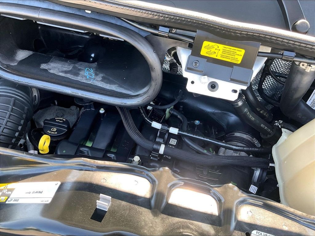 Used 2025 White Ram Base image 33