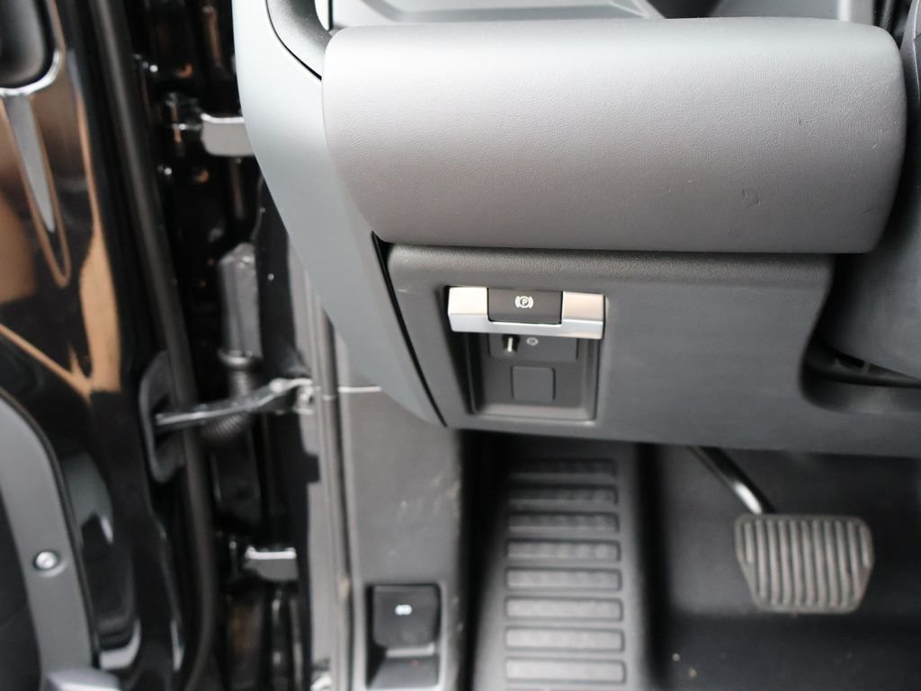 New 2026 Santorini Black LAND ROVER X-Dynamic SE image 34