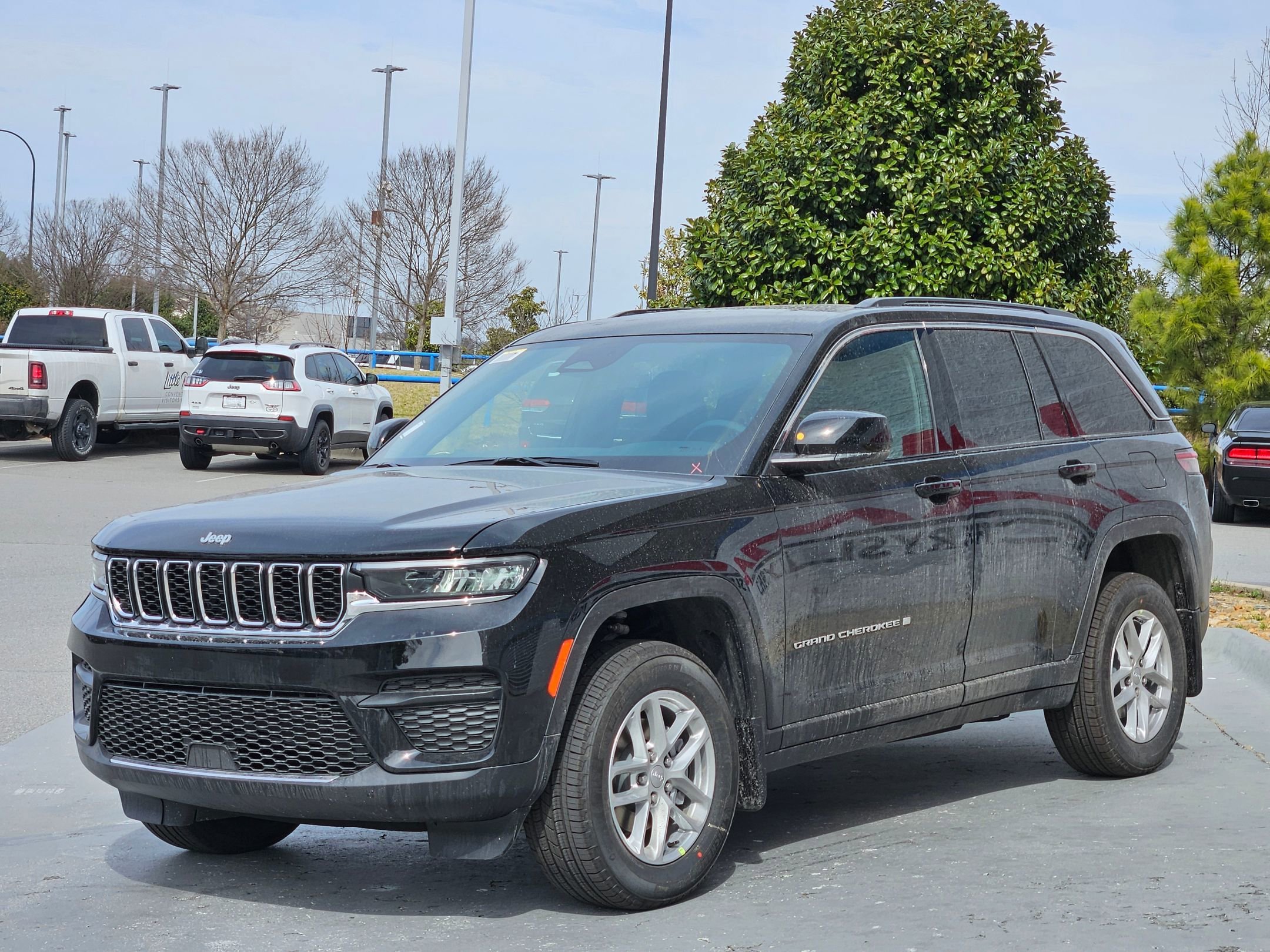 New 2026 Diamond Black Crystal Pearl-Coat Exterior Paint Jeep Laredo X image 3
