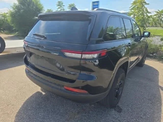 Used 2023 Diamond Black Crystal Pearlcoat Jeep Limited image 4
