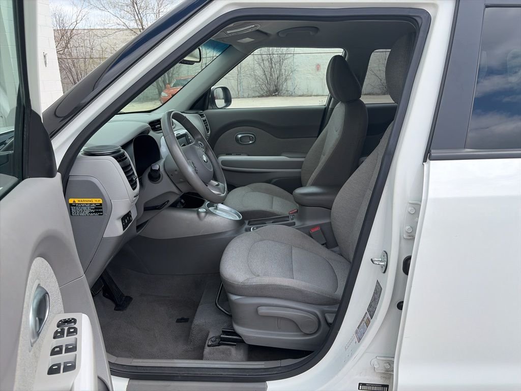 Used 2017 White Kia Base image 18