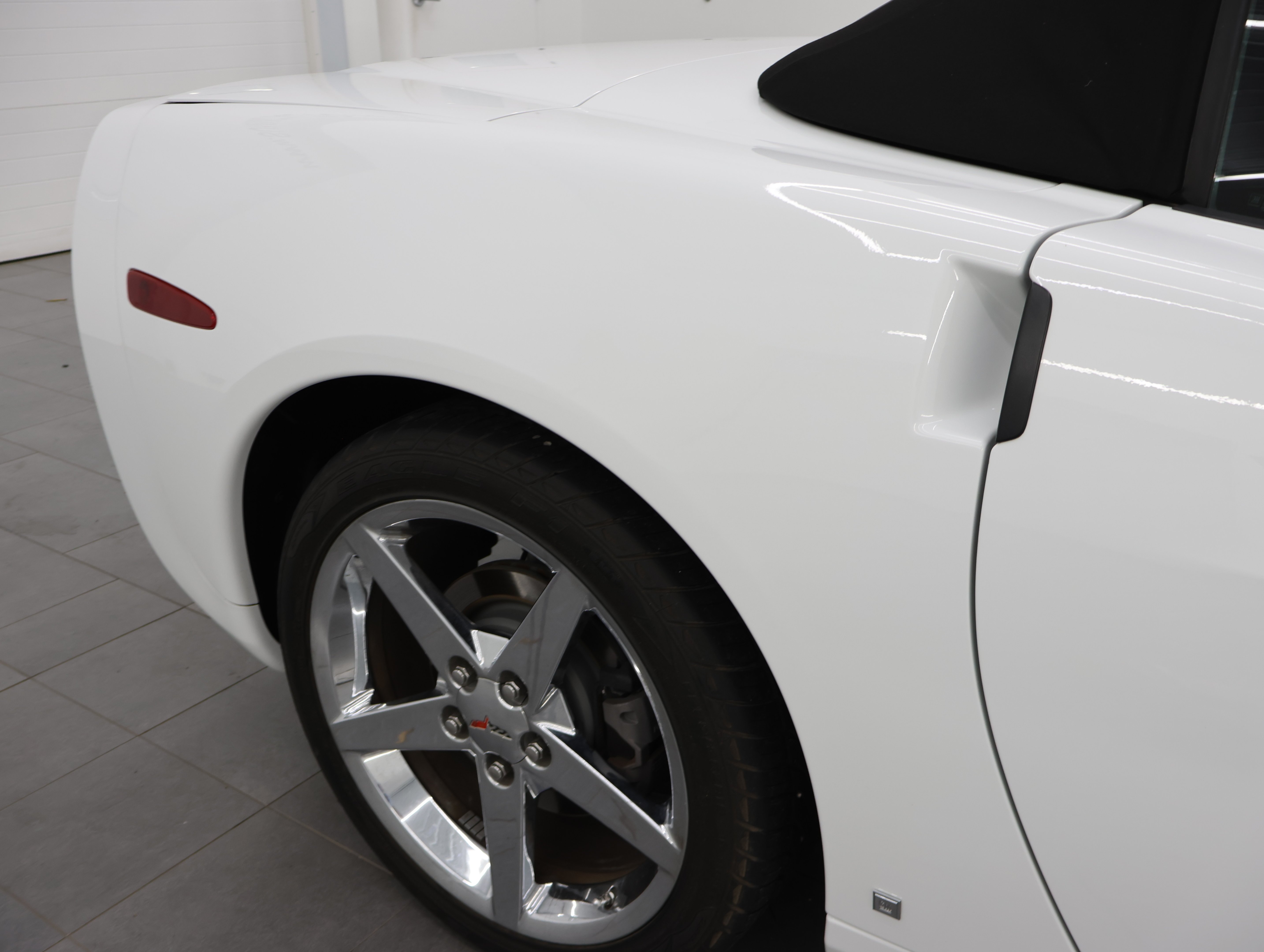 Used 2007 Arctic White Chevrolet  image 23