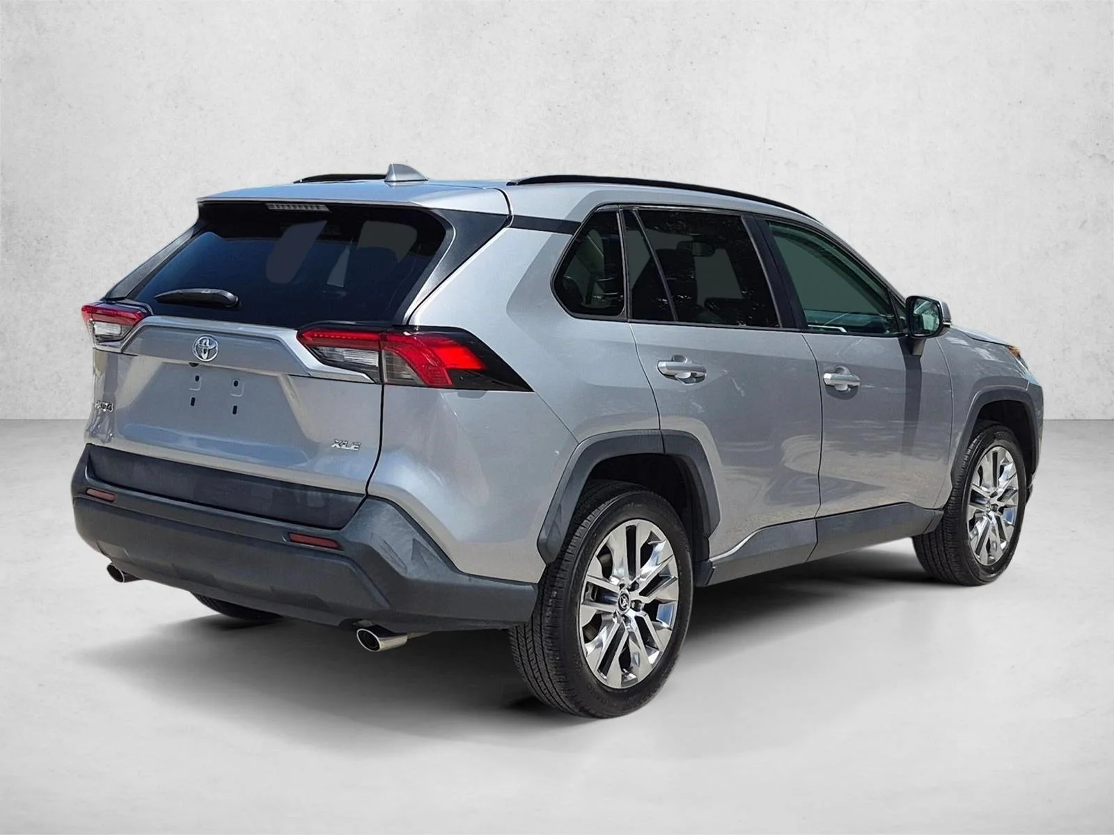 Used 2020 Silver Sky Metallic Toyota XLE Premium image 5