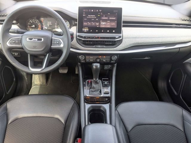 Used 2024  Jeep Latitude image 14